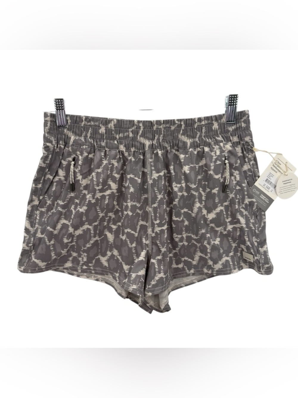 NWT Vuori‎ Dash Shorts in Size Medium Opal Spots